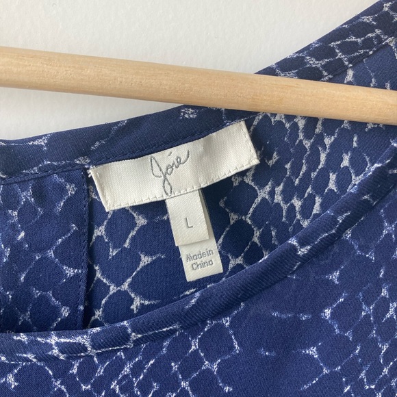 Joie short sleeve blue silk blouse with pocket detail Womenβs Large - Picture 4 of 8